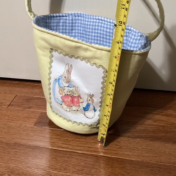 PETER RABBIT BASKET & BOOK BUNDLE ( free carrot plates!) - Picture 14 of 16